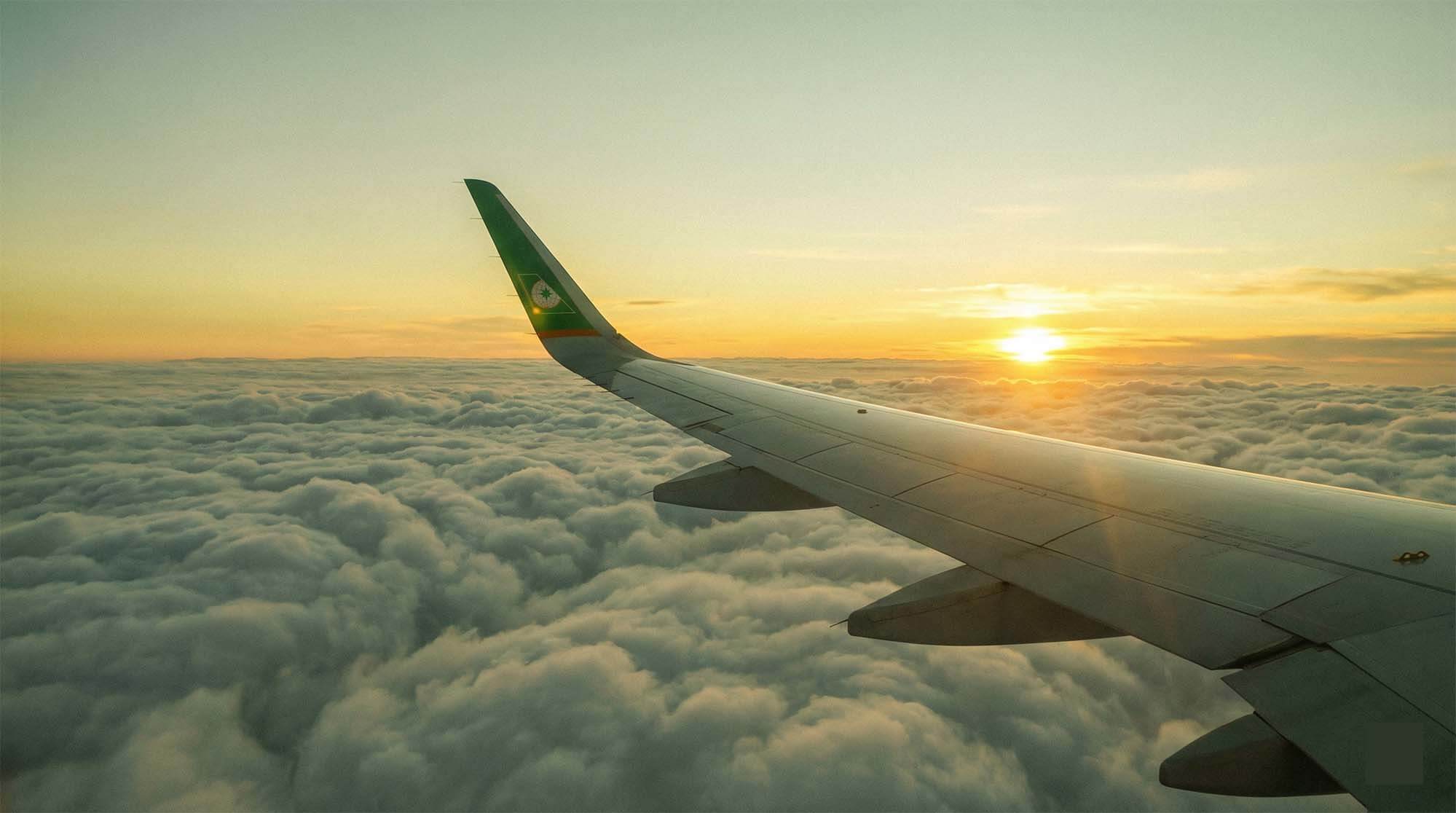 長榮航空飛機在高空飛行象徵哩程價值